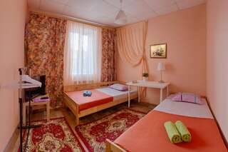 Хостел Arbuz Hostel Тверь Односпальная кровать в общем номере с 2 кроватями-3